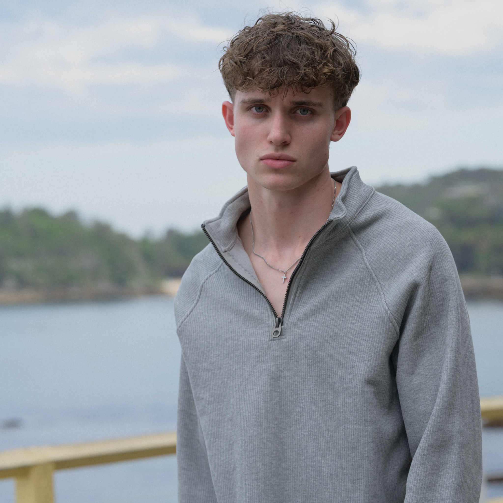 RETILIER QUARTER ZIP